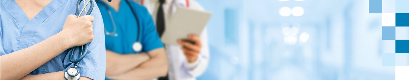 Medico sosteniendo estetoscopio y varios simbolos medicales